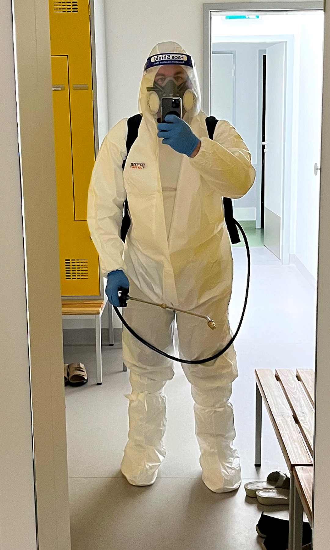 Technik PEDRO SERVICE v ochrannom obleku a s respirátorom pred zásahom